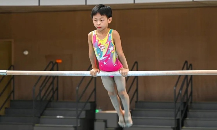 奥运冠军被留言墙感动！停下来观看忍不住合影，讲述如何打好奥运